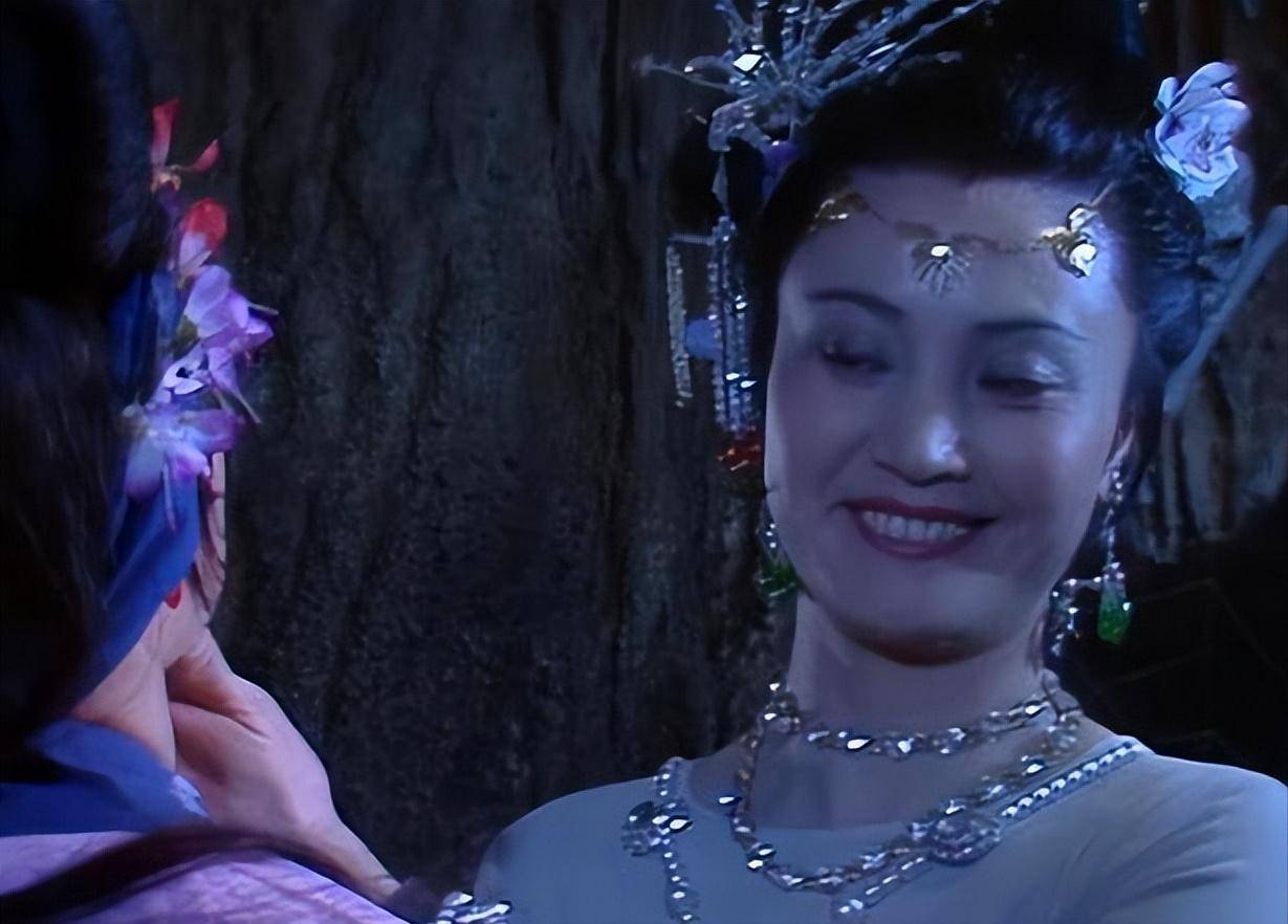 她演"白骨精"成名,丧夫后儿子儿媳都孝顺,82岁满头银发很贵气