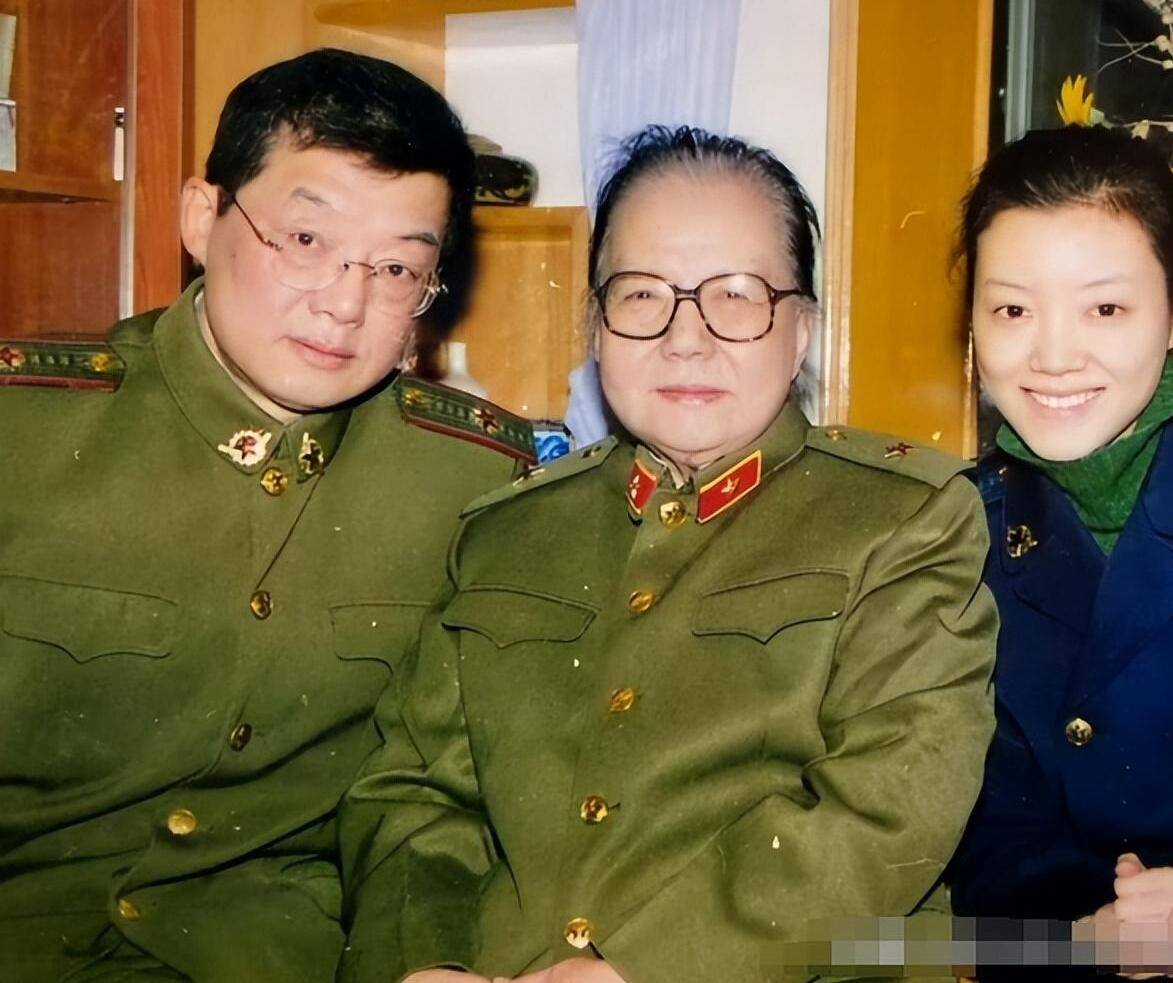 王丽云庆70岁大寿!前夫到场,眼神宠溺玫瑰花抢镜,喝茅台引热