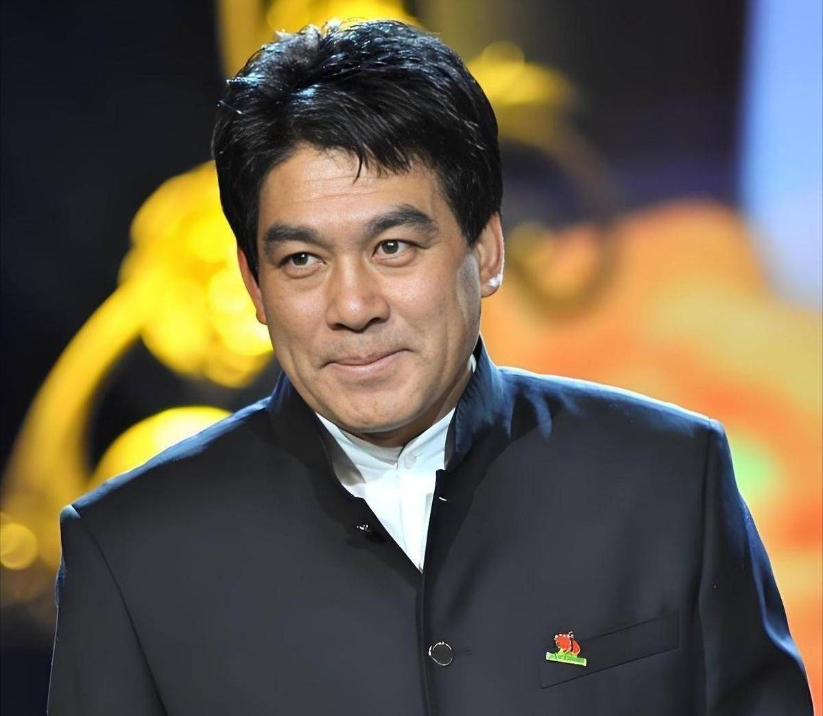 71岁朱时茂罕见露面,和刘芳菲现身山西,头发乌黑但头顶却秃了!