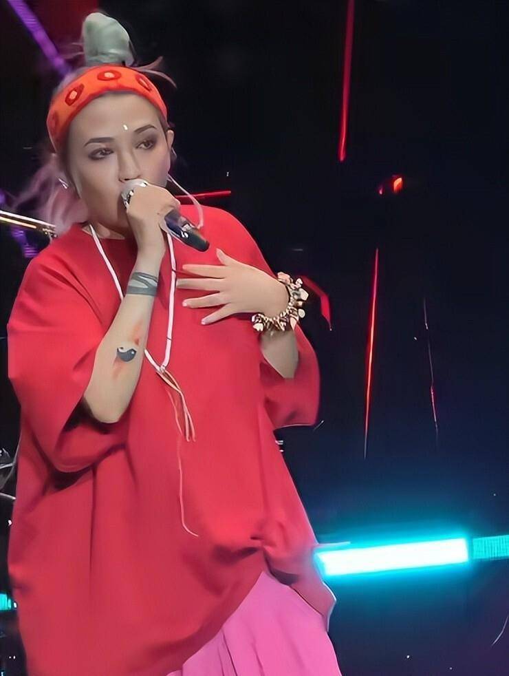那个打唇钉,为男友摘子宫的叛逆女孩,终于在48岁活成了她自己