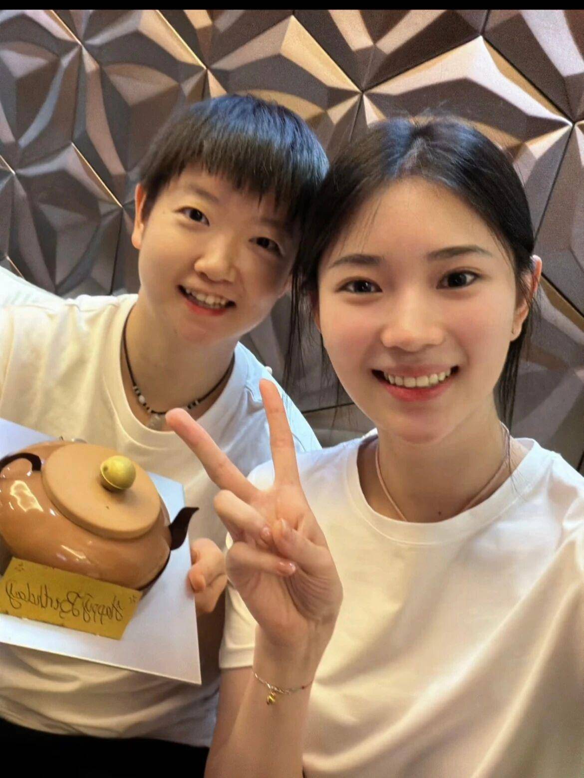 孙颖莎生日和国乒第一美女合照樊振东抵达澳门手腕疑似受伤