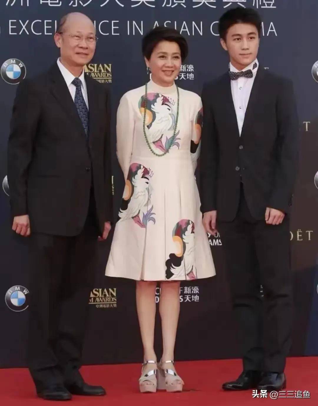 赌王四太梁安琪的腿很绝年轻时身材很好怪不得常年穿短裙