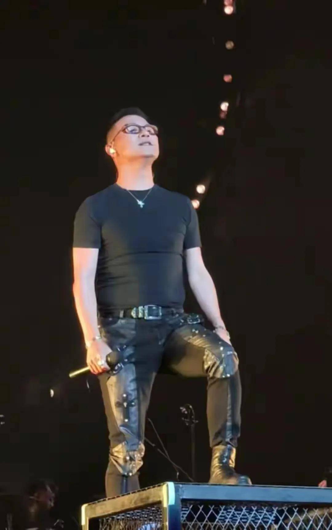 笑麻了汪峰太原演唱会太嗨了粉丝现场大喊刀郎
