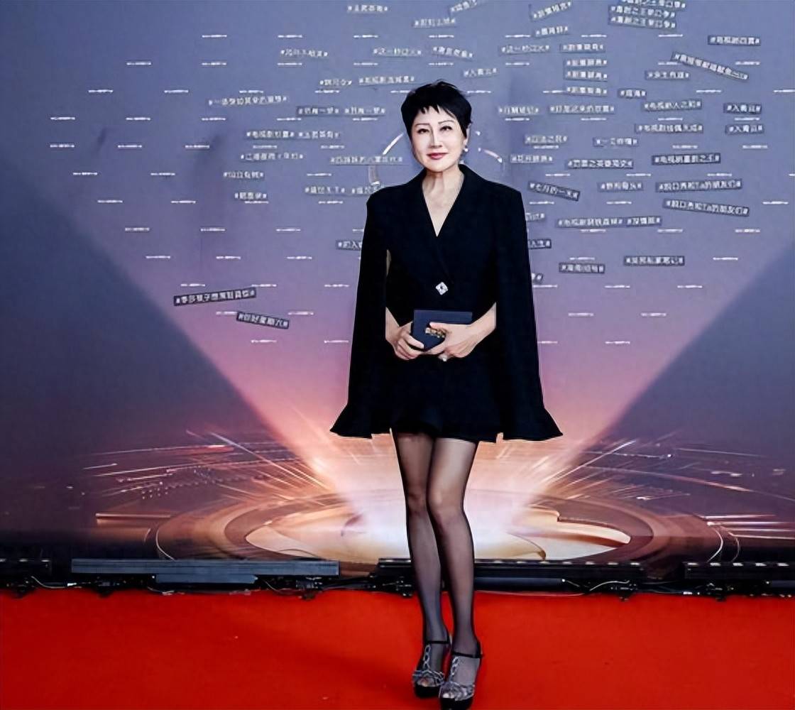 张凯丽以三个干脆利落的声明刷新了公众认知:首先澄清与足力健的代言