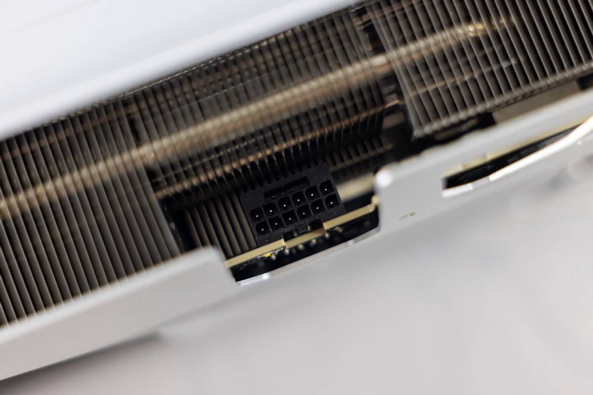 小小3A,轻松拿捏,自带屏幕更好玩,技嘉RTX 5080超级雕ICE装机体验