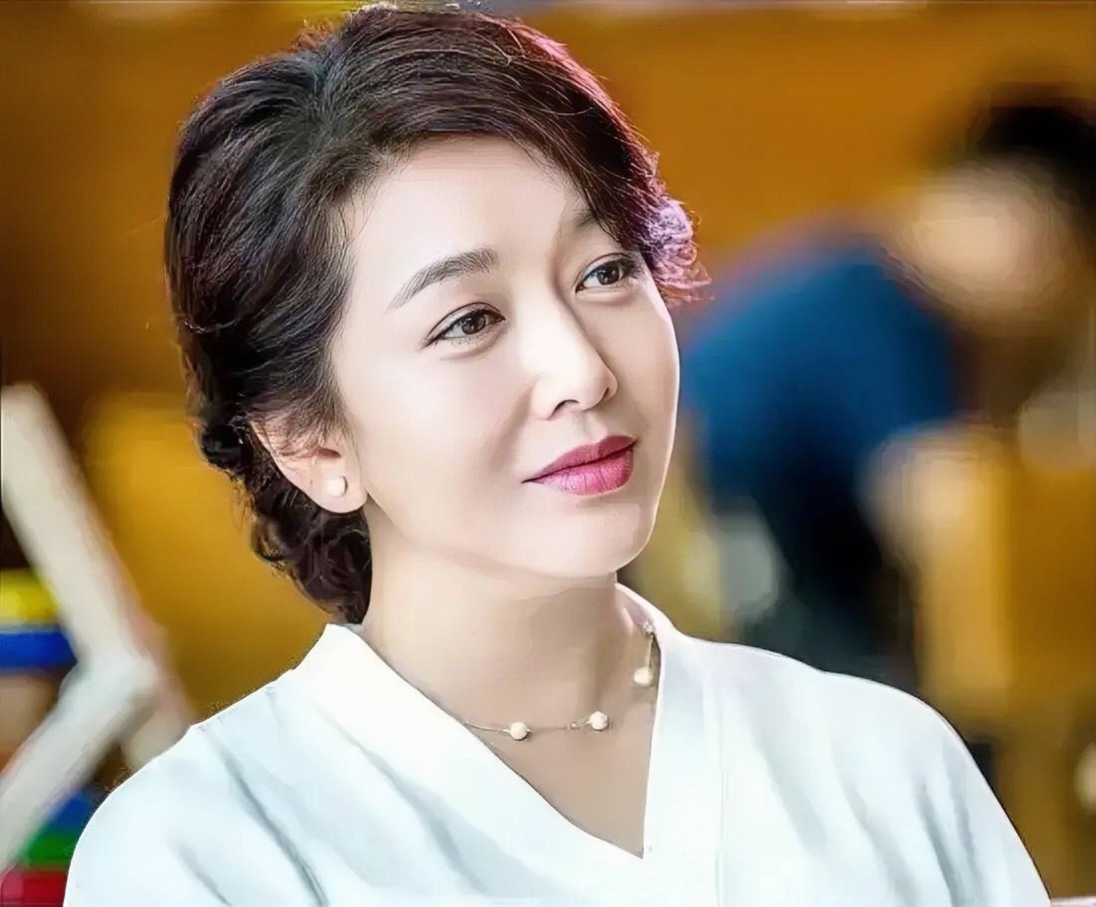 靳东二婚老婆罕见晒素颜近照,48岁皮肤仍白皙紧致,美得自信从容