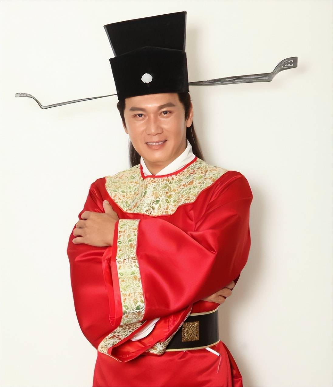 甄志强古装扮相气质出众,风流倜傥,俊秀英武