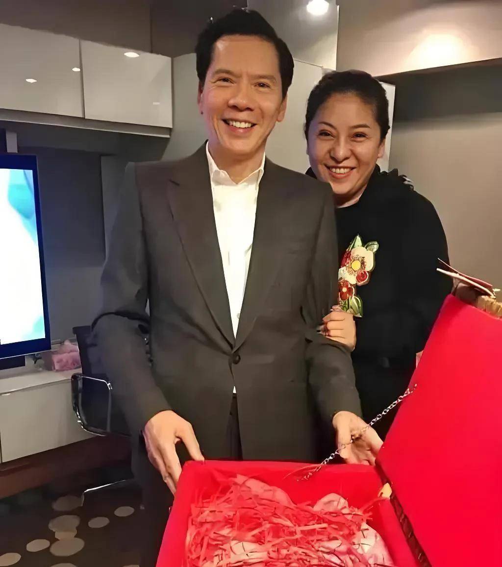 为何向华强与向太结婚后零绯闻?以为是太专一,向太回答后都懂了