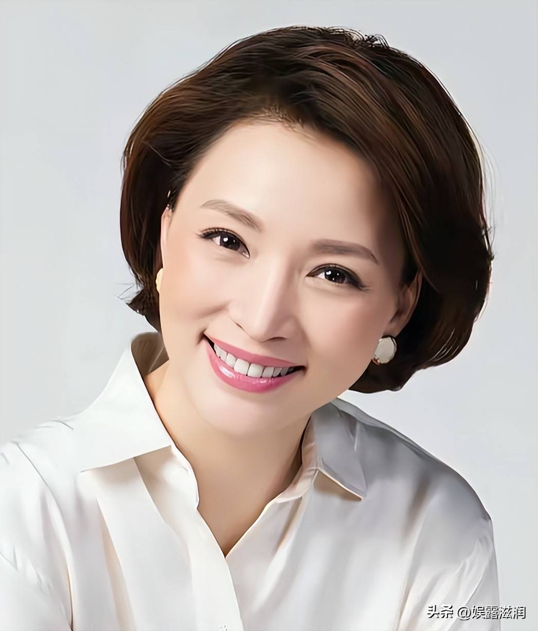 卸下主持人光环的董卿:布达拉宫前温柔伴子,素颜长衫尽显从容