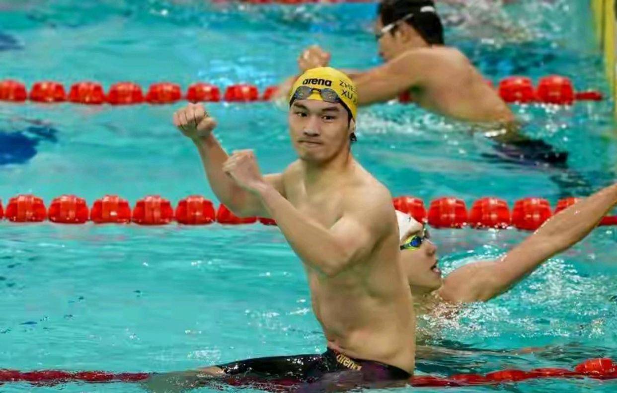 全运会男子100米仰泳决赛徐嘉余以52秒39的绝对优势摘得金牌