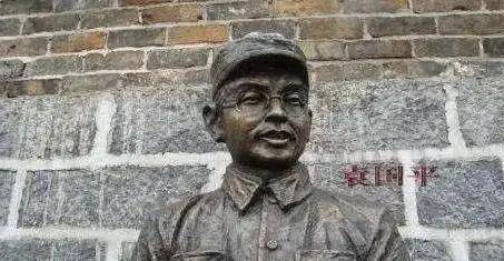 新四军巨头袁国平,交完党费后举枪自尽,唯一的儿子成为国家栋梁