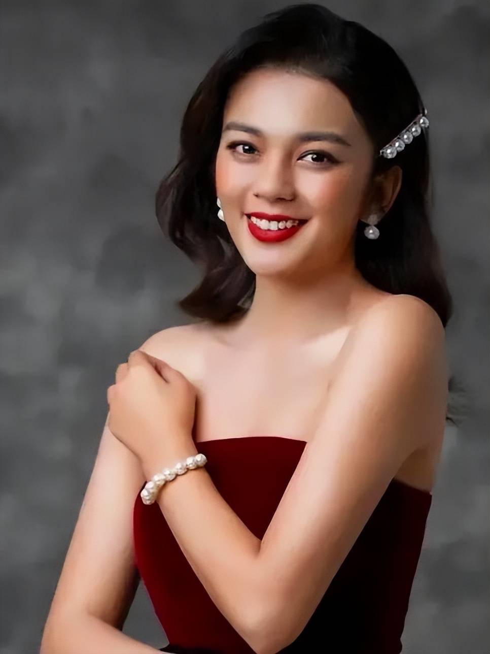 广西美女明星们不仅颜值出众,更有着扎实的专业素养和敬业精神