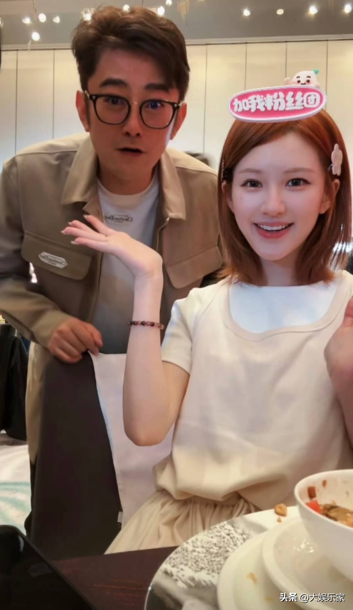 她通过直播与粉丝互动展示了与导演陈畅的合照还与陈伟霆上演了一场
