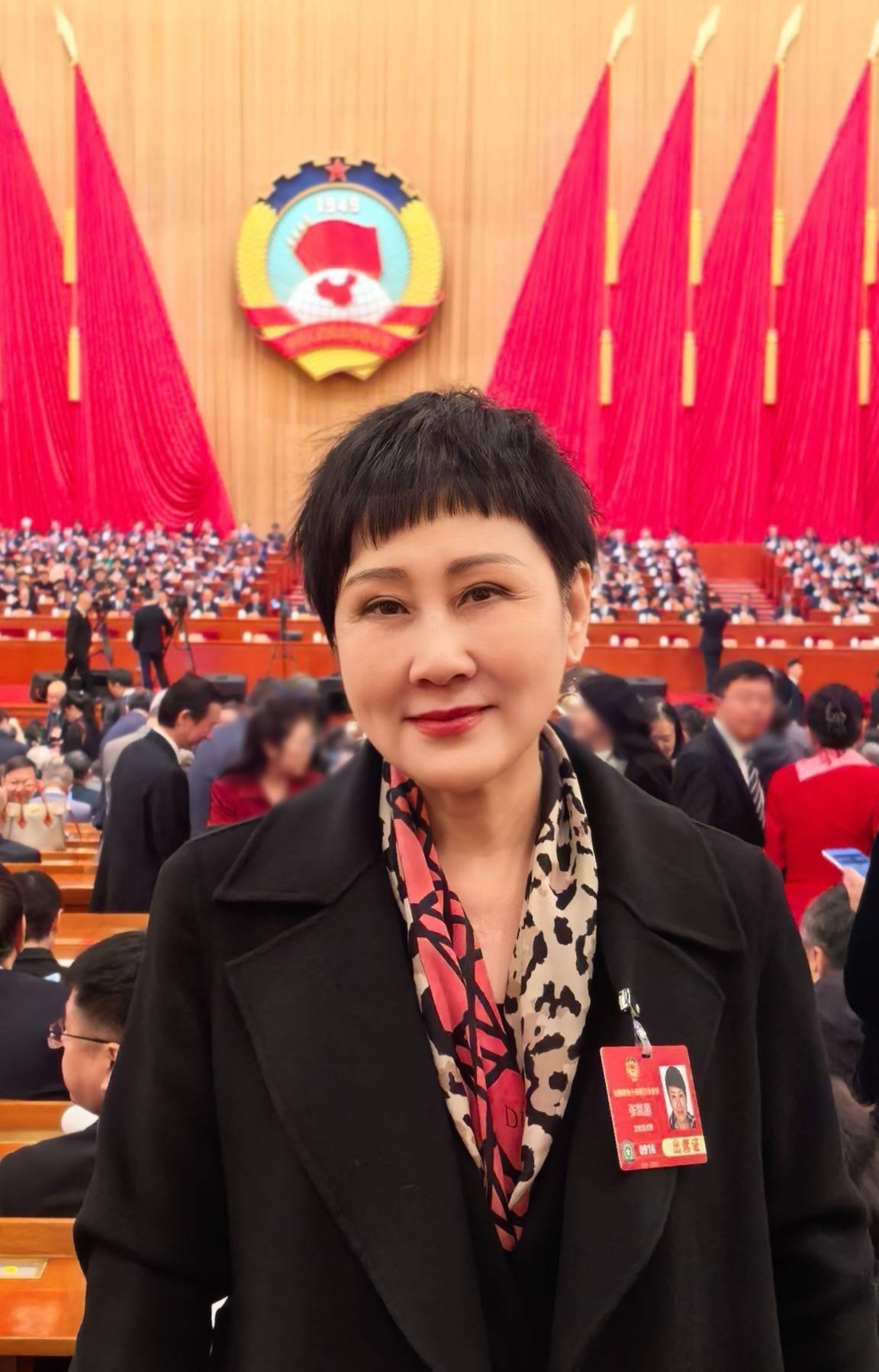 果然没错!63岁张凯丽穿黑丝走红毯惹争议,印证了吴彦姝说过的话