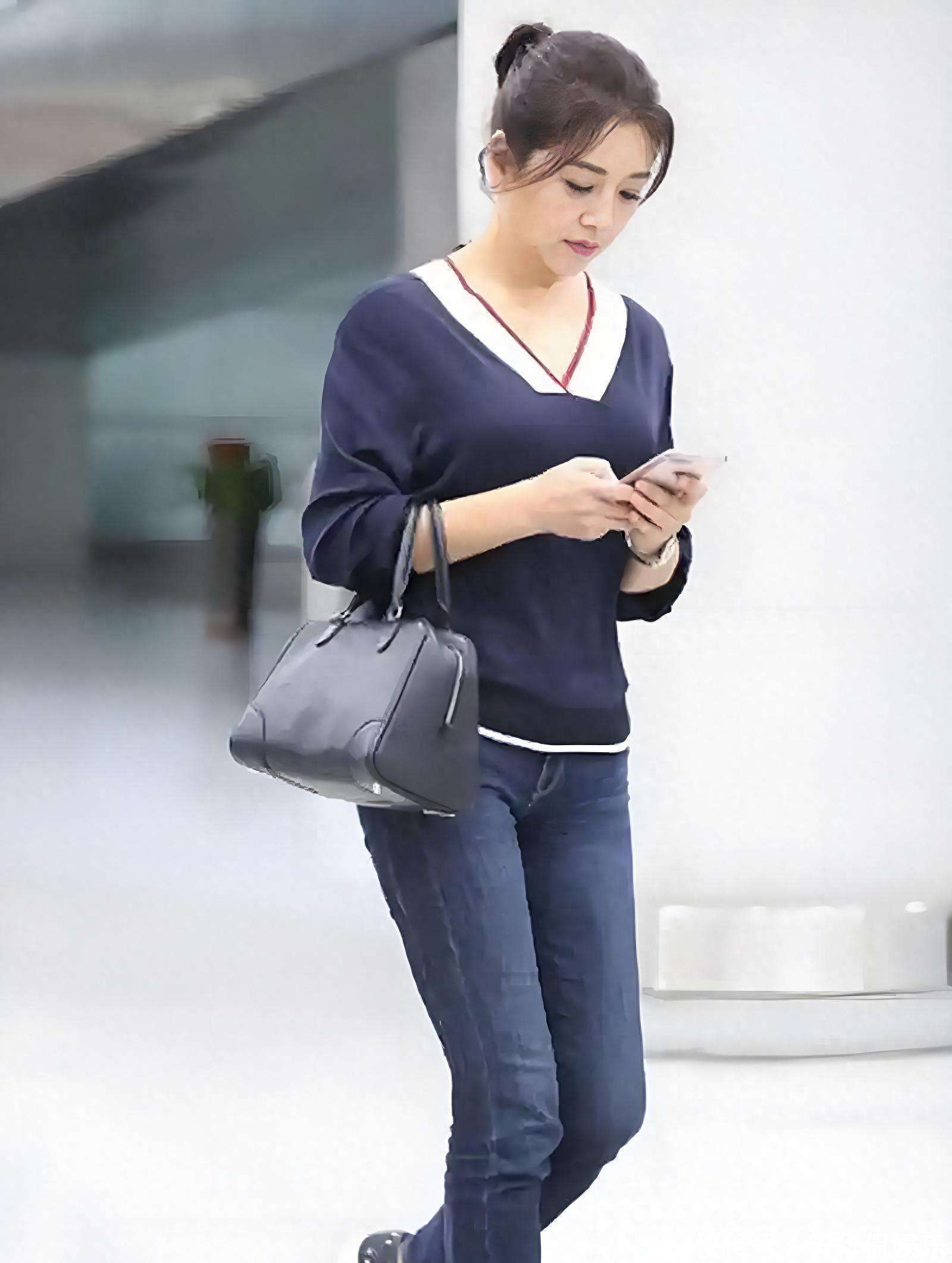 57岁江珊换了风格减龄20岁,穿针织衫 牛仔裤,完全没有大妈味