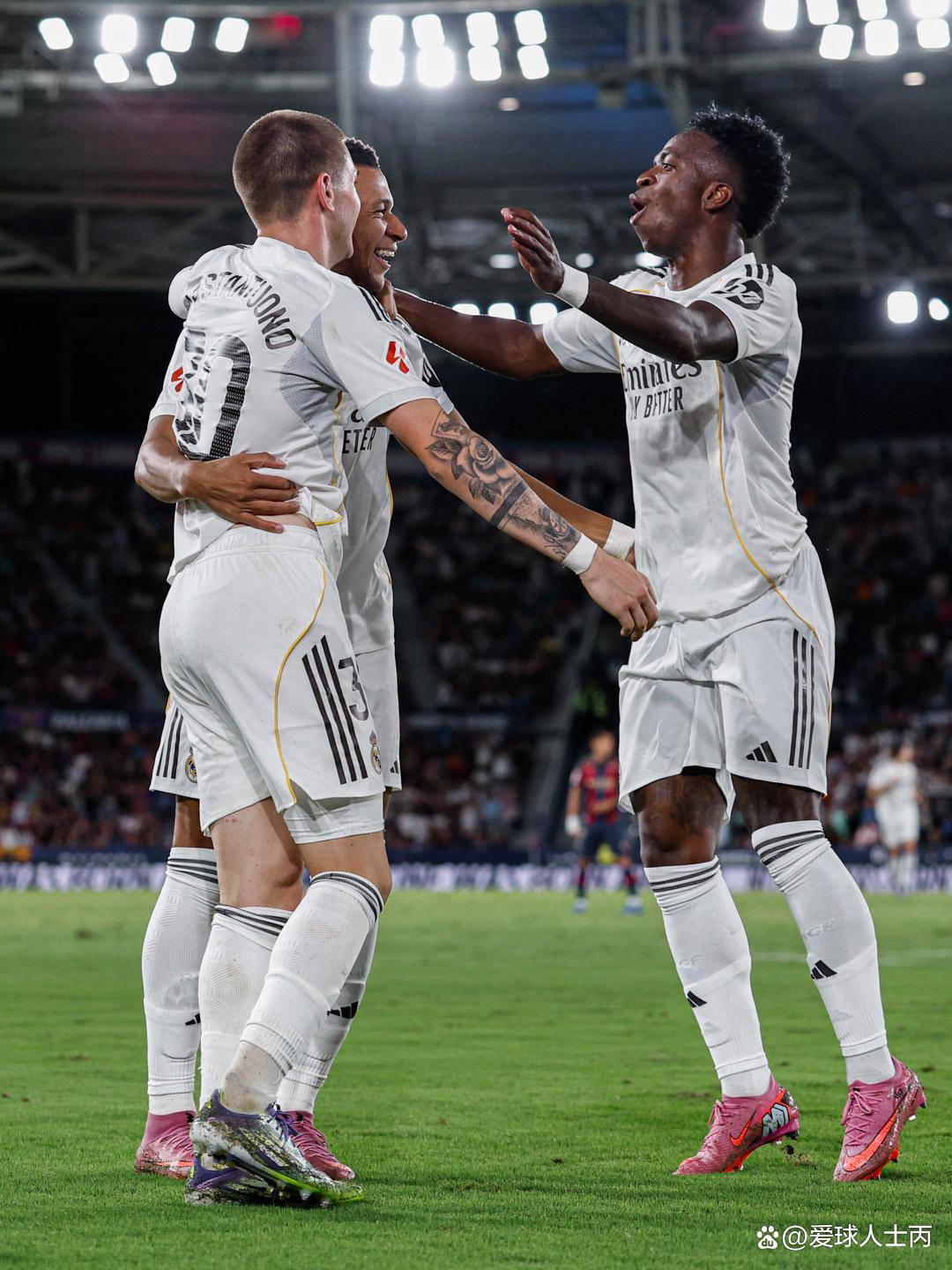 空白支票！巴黎筹划免签维尼修斯，皇马很被动巴西帝星转战法甲