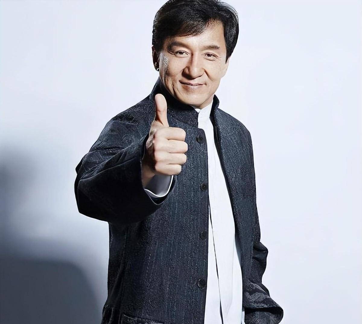 成龙:从龙套到武术巨星,摸爬滚打16年,现在满身伤痕