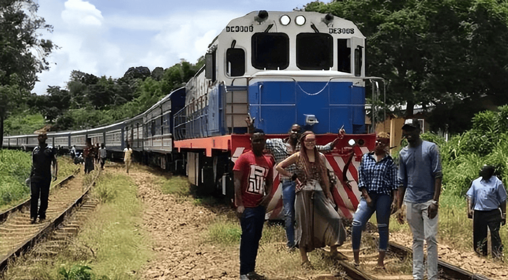坦赞铁路上的sdd20型内燃机车10台sdd20型机车分两批交付给坦赞铁路