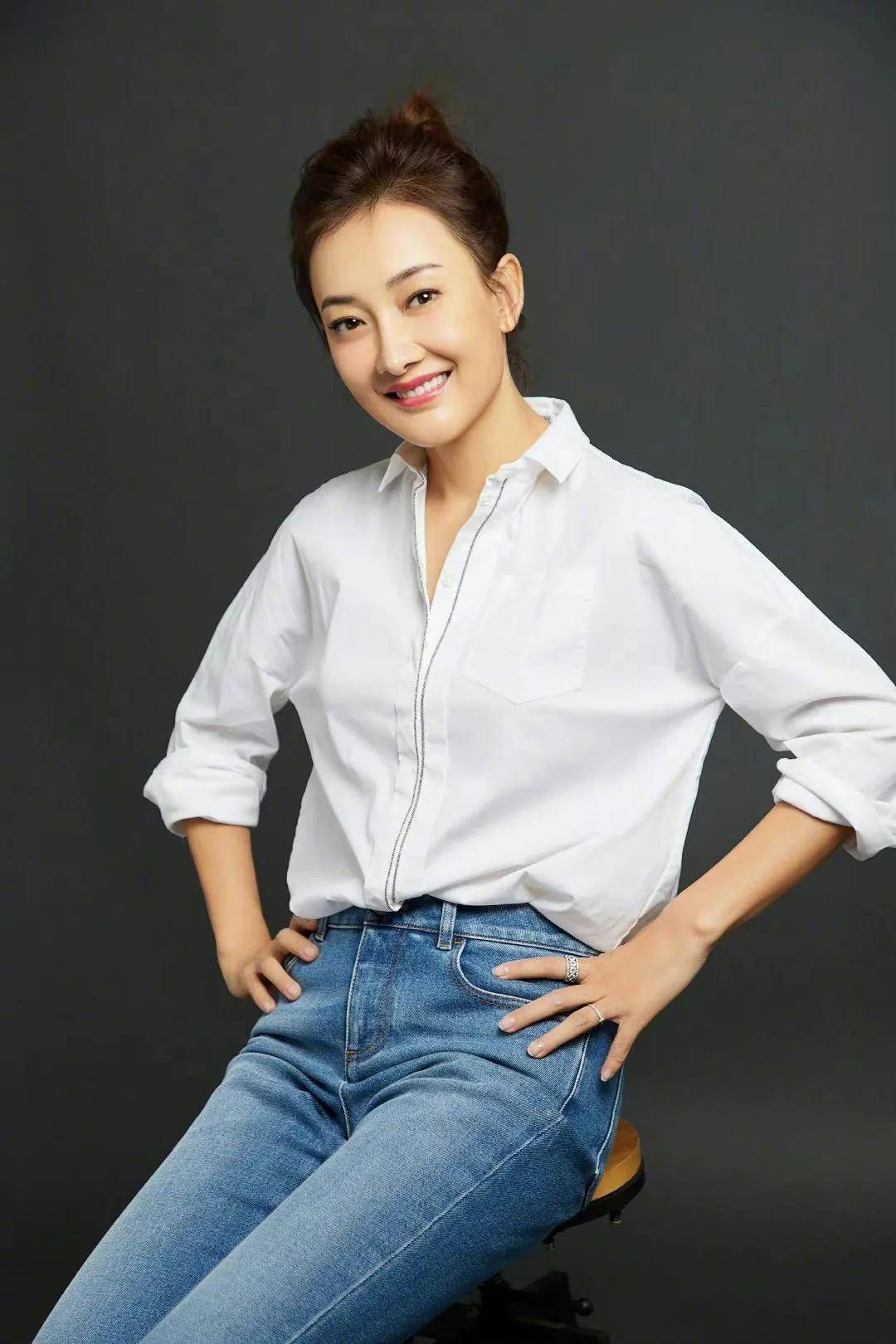 演员牛莉:结婚26年只生孩子不做饭,丈夫一家把她宠成宝