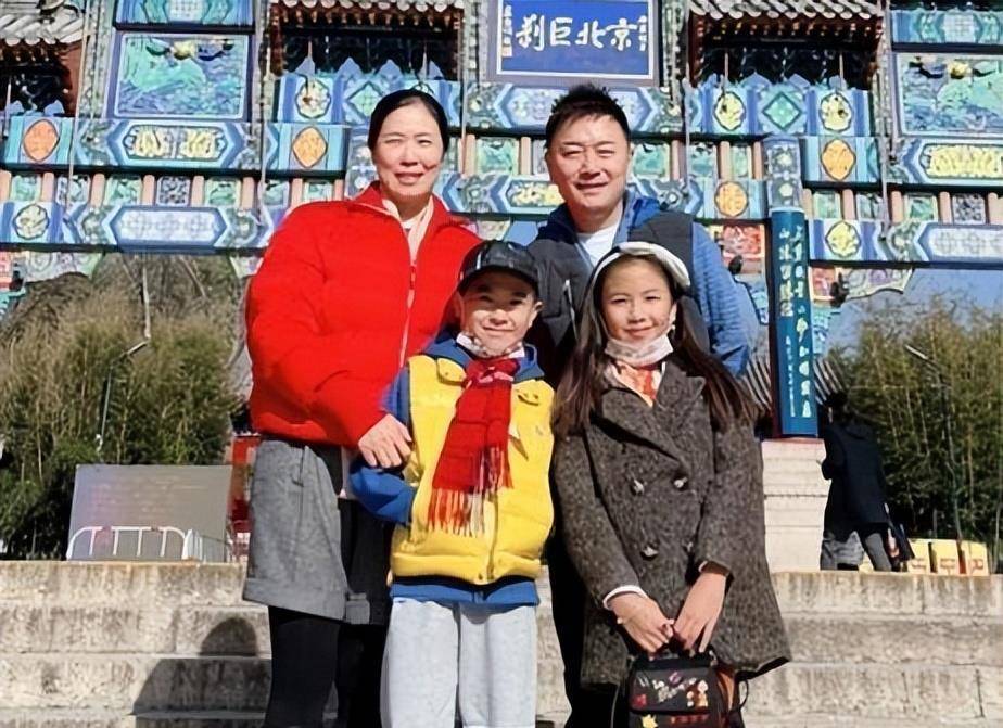 两人聊得愉快,吴圣在香港公开赛期间单膝