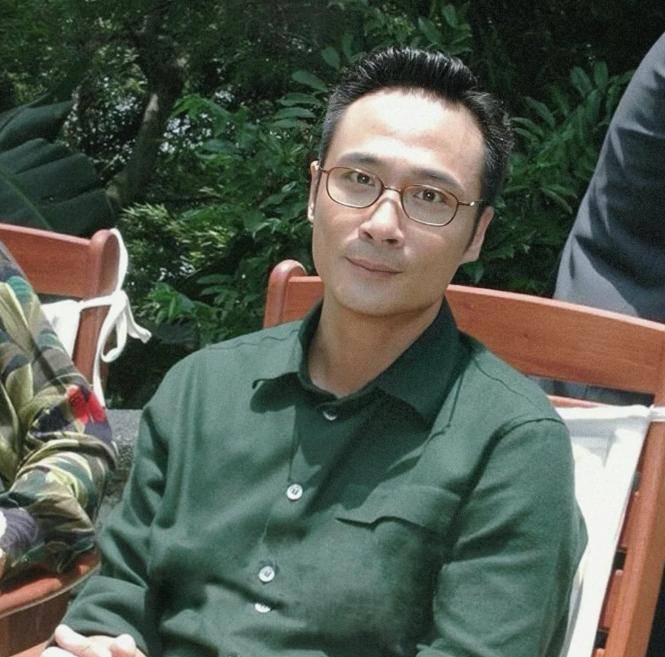 64岁吴镇宇近况,生图皮肤紧致五官能打,刷老年卡坐公交遭人嫌弃