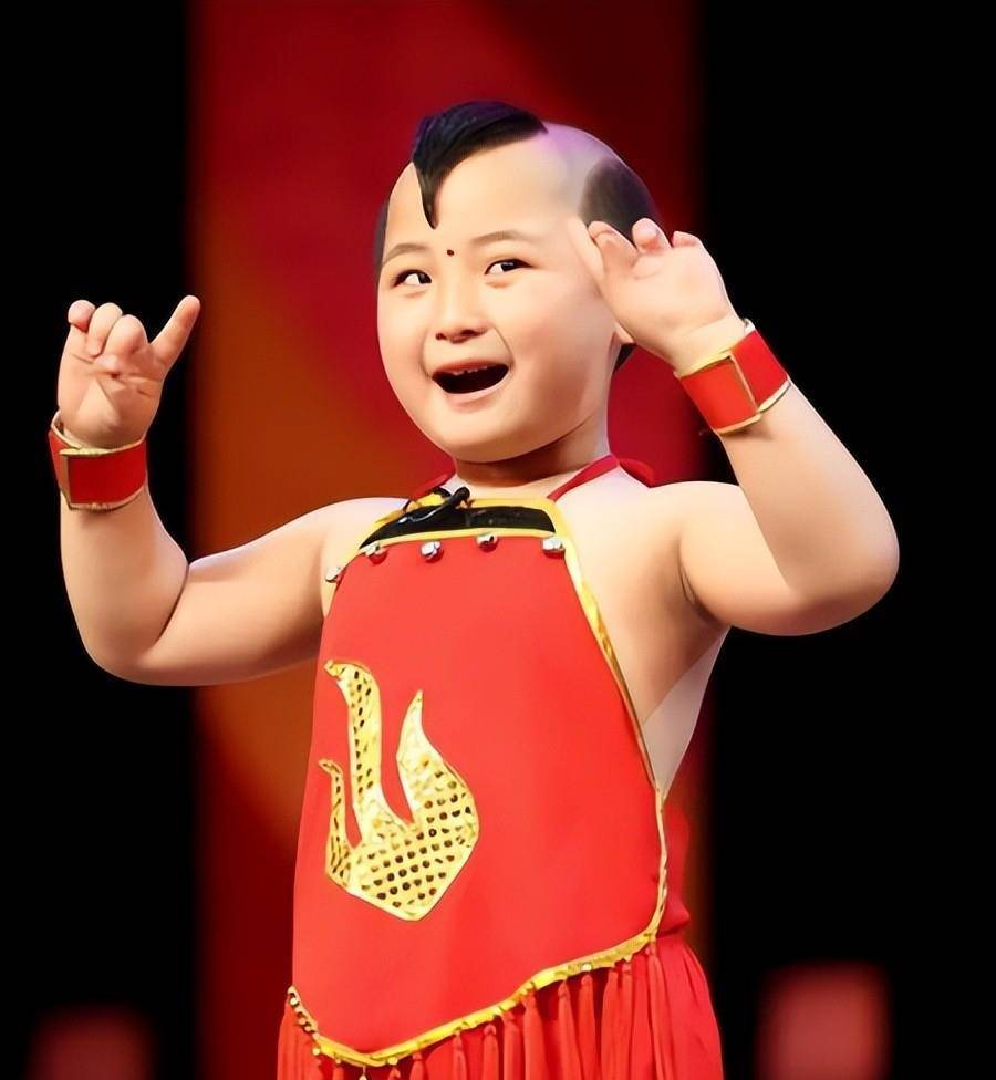 6岁上春晚8岁去世,被父母"吸干血"的邓鸣贺,悲剧谁来买单?