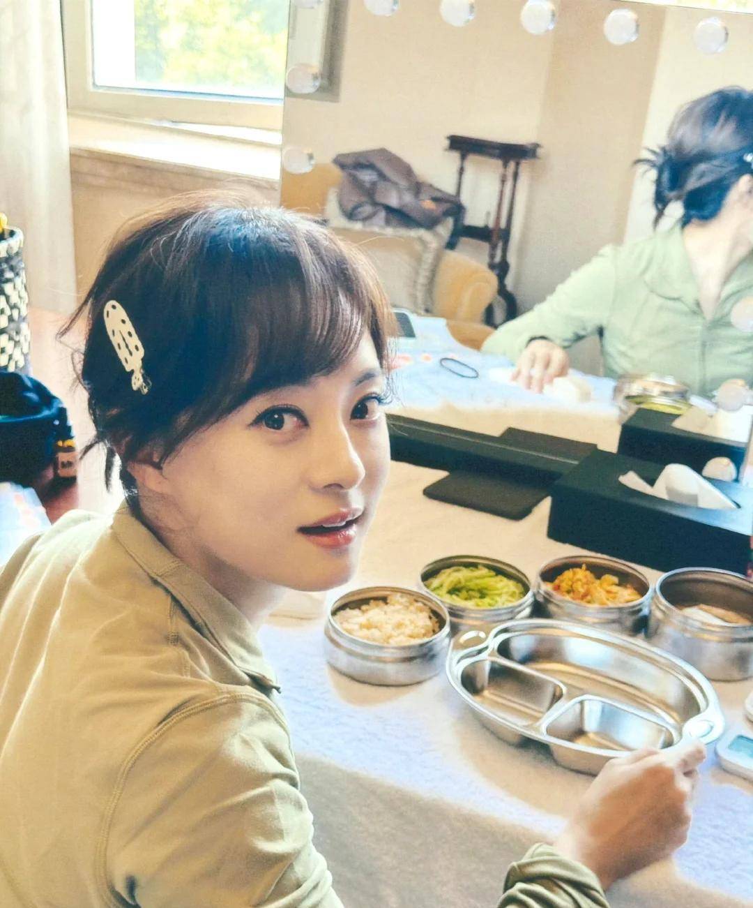 孙俪现身公益展本人面色红润少女感强眼球也不凸了颜值大回春