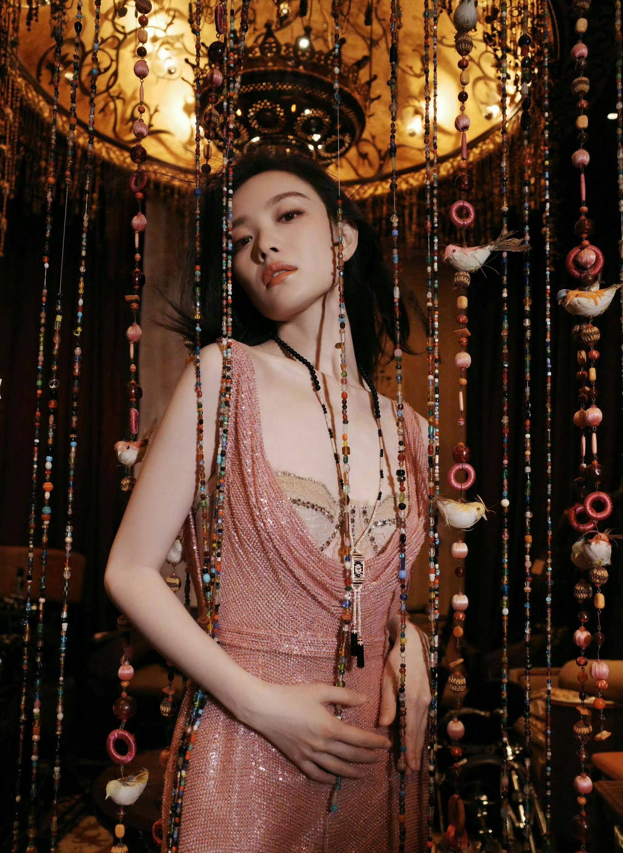 倪妮戴粉钻手环闪耀上海闪钻吊带裙性感身材似上海滩红玫瑰气质!