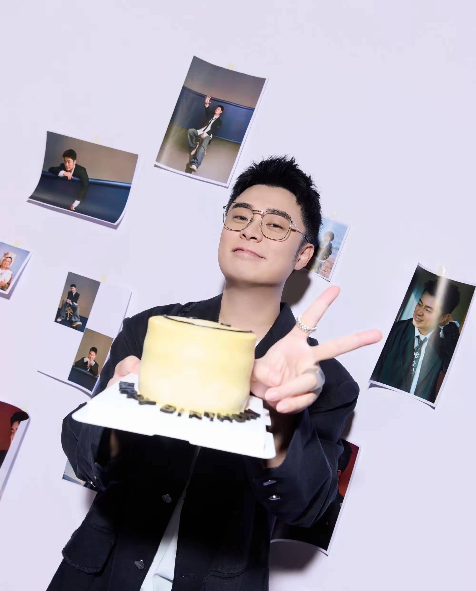 陈赫40岁生日晒单人照耍帅鹿晗大合影黑脸张子萱最大赢家