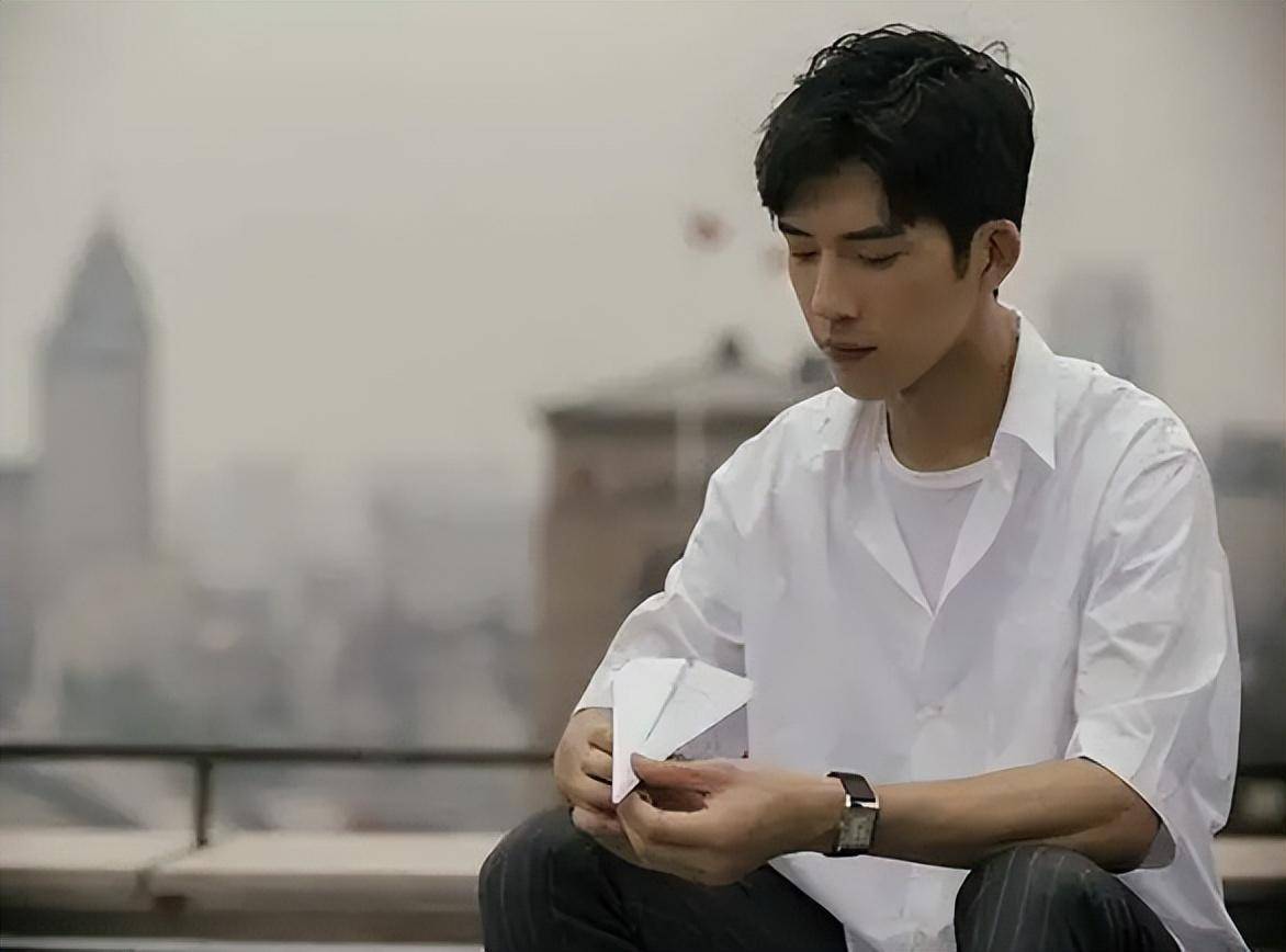 他出生28天遭抛弃,靠奶奶捡破烂养大,成名后父母抢着认亲