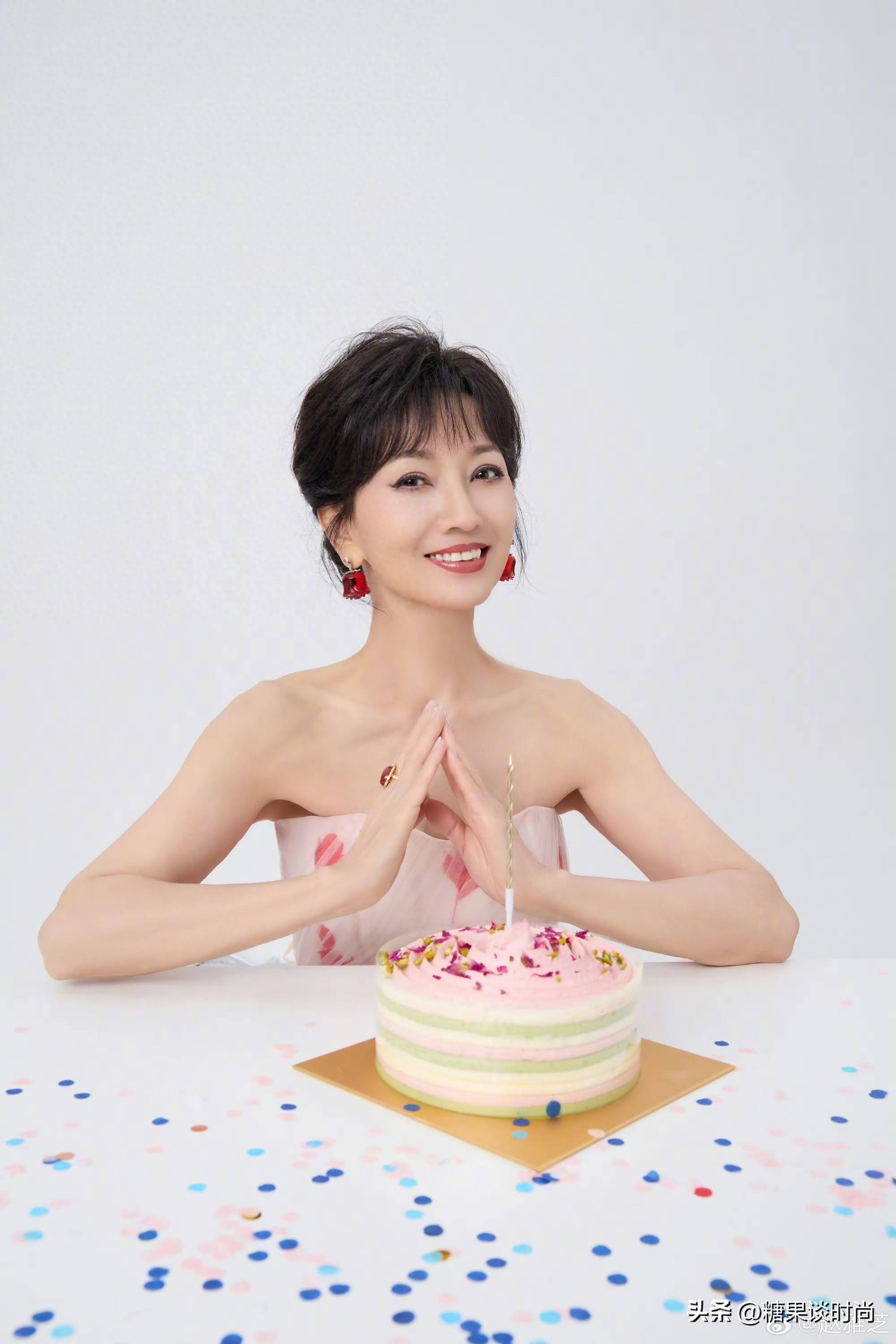 72岁不老女神赵雅芝生日当天穿粉色裙子太惊艳了
