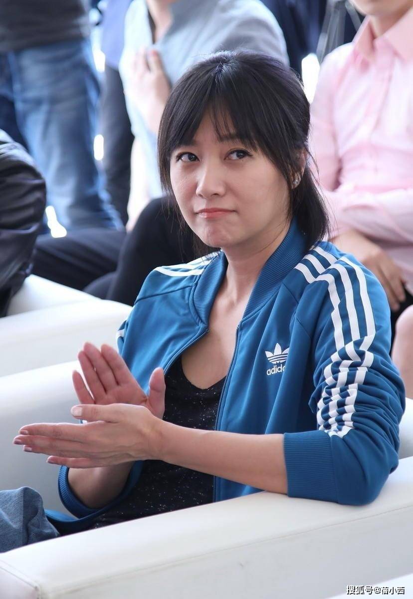 50岁徐静蕾依然未婚,没生小孩好显嫩,穿外套牛仔裤像个小姑娘