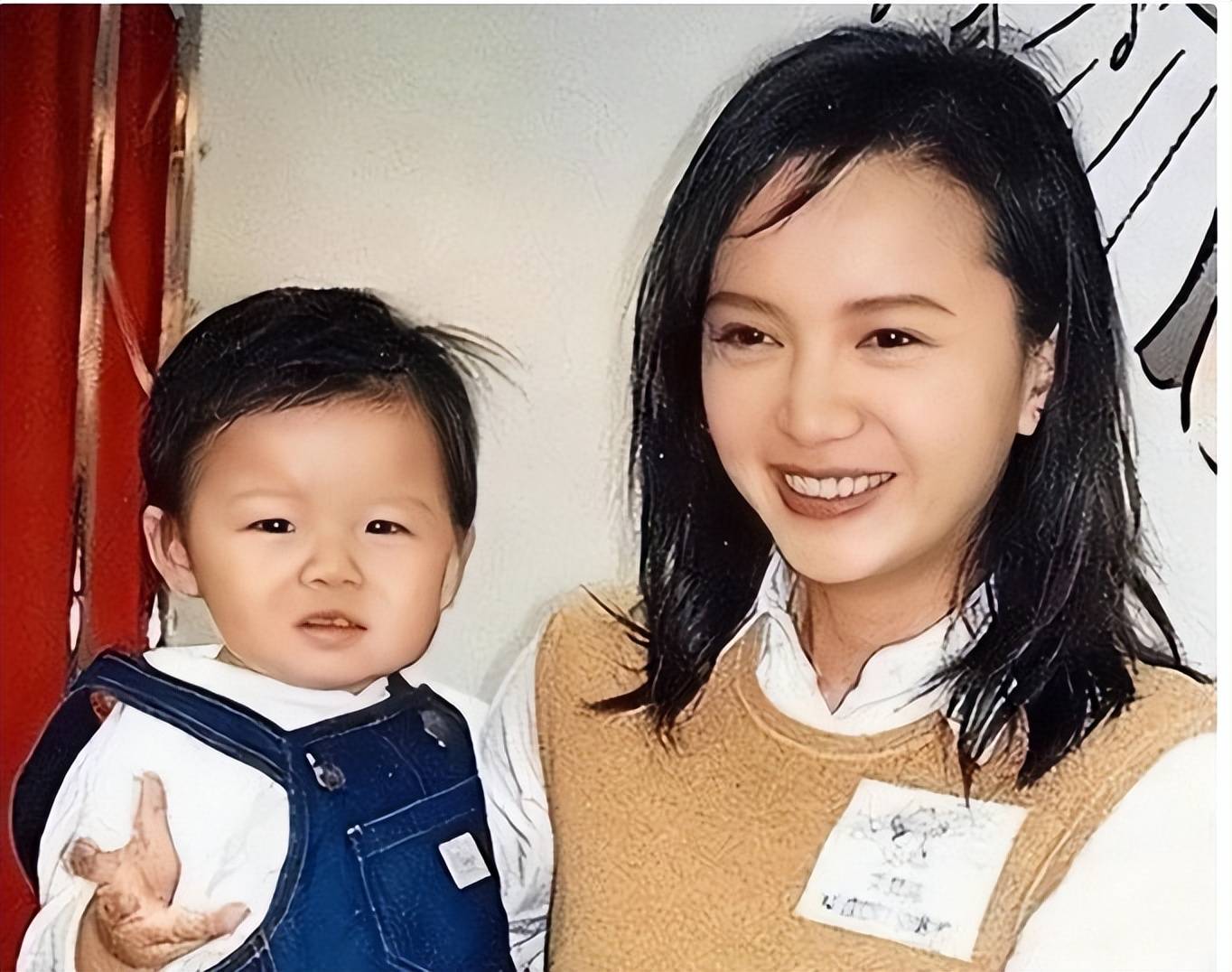 一巴掌打懵曾志伟,爱影坛大佬,嫁知名富商,59岁她仍是人间尤物