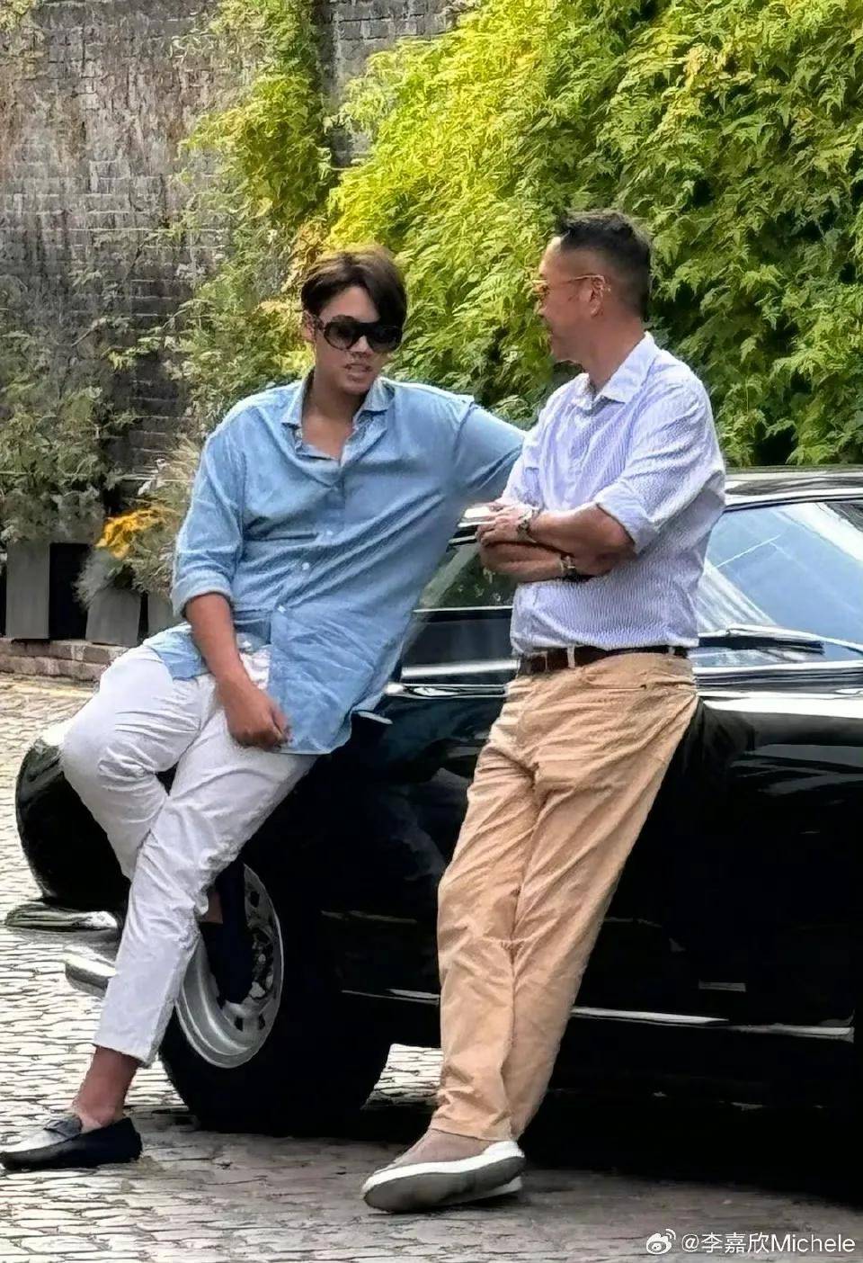 55岁李嘉欣晒照庆祝结婚17周年,和许晋亨甜蜜秀恩爱,尽显幸福