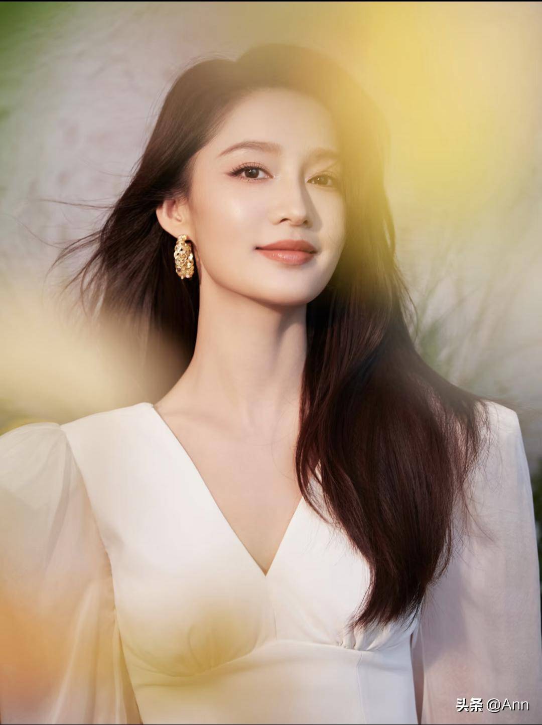 李沁穿着白色露肩长裙置身花海,阳光洒在身上笑容甜美温婉动人!