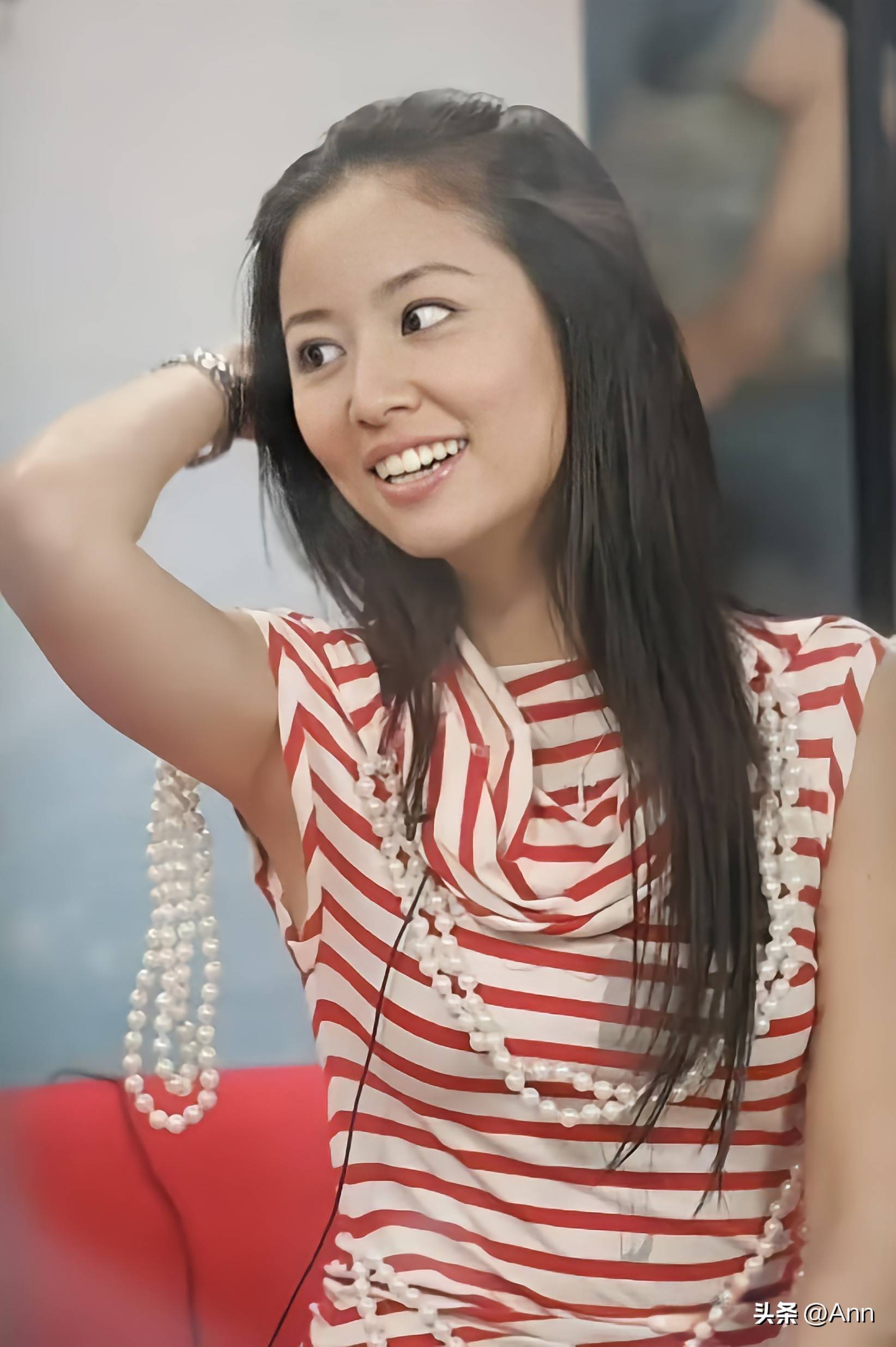 林心如旧照穿着花哨的红白条纹无袖上衣,却藏不住她的灵动美貌!