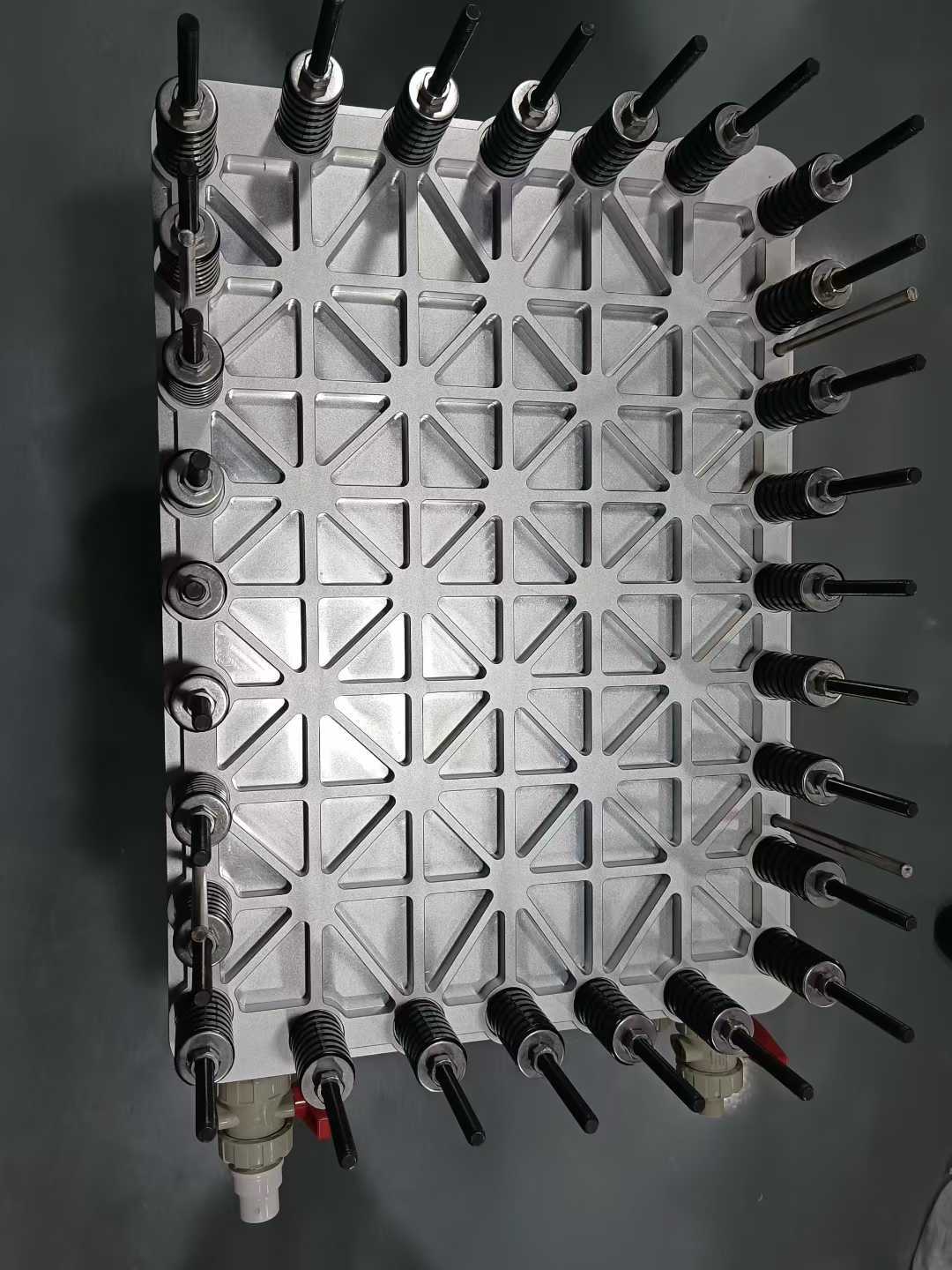 杜科新材液流电池石墨双极板助力客户手动装堆成功 多项核心性能测试