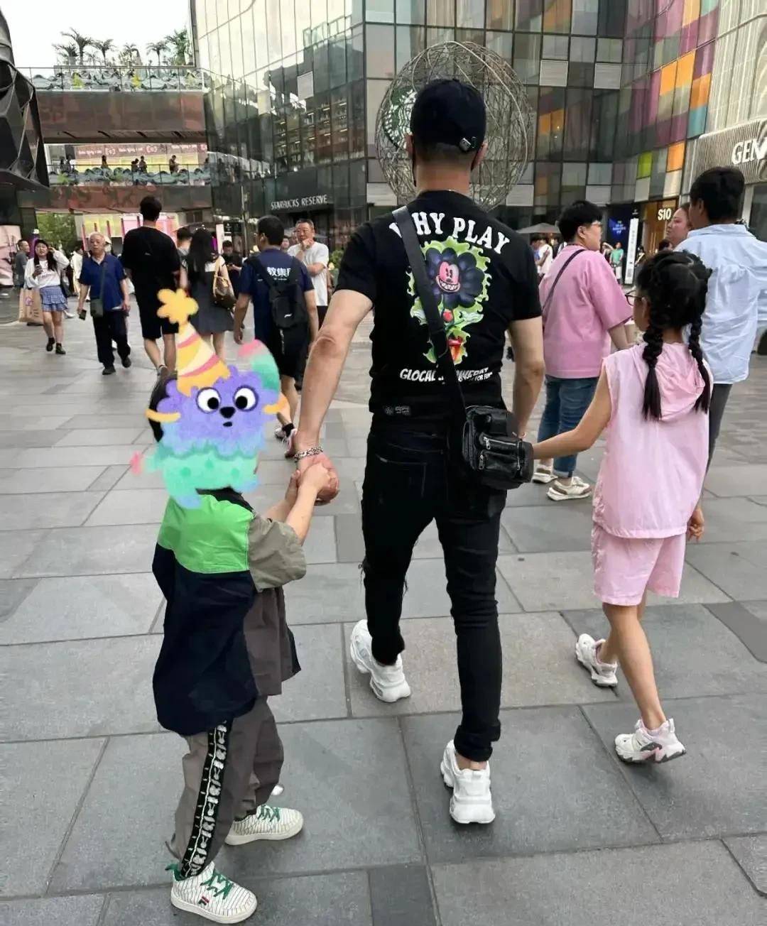 汪峰大女儿小苹果近照太美了可以说肤白貌美大长腿有明星风范