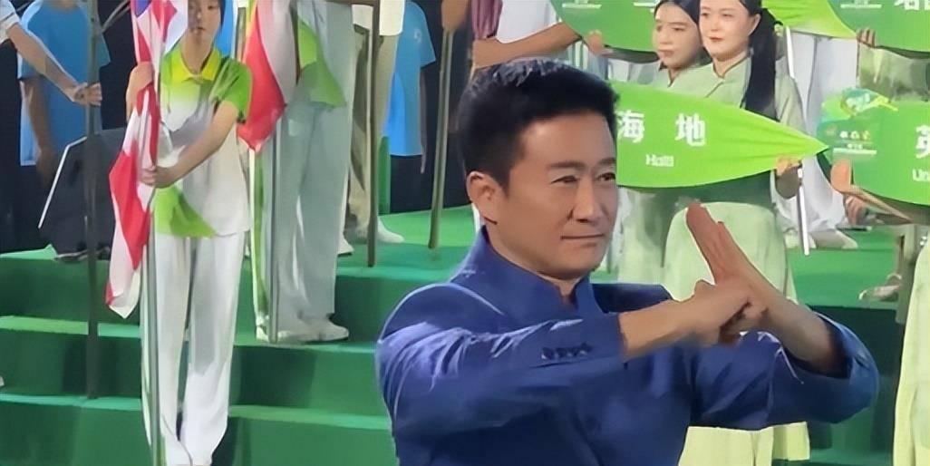 吴京接棒师兄成武联大使,李连杰回应退休,曾提醒吴京夹尾巴做人