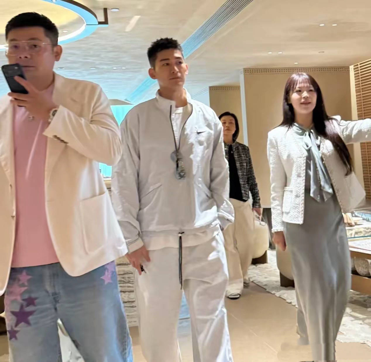 41岁张翰女友首曝光,颜值身材不输娜扎,想买7000万豪宅做婚房