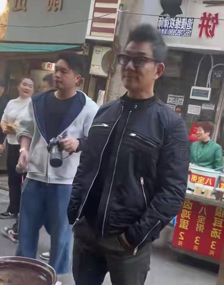 59岁任贤齐回老家,上山祭祖被邻居围观热聊,石头房里留着土灶台