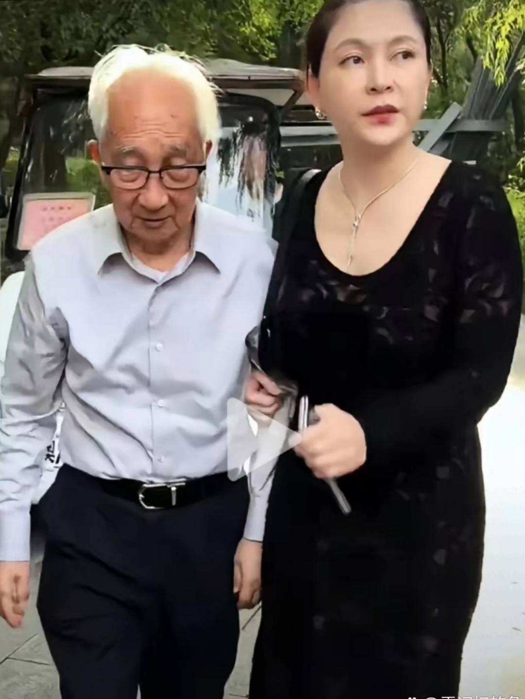 知名演员嫁大44岁老艺术家现丈夫91岁垂垂老矣她47岁貌美如花
