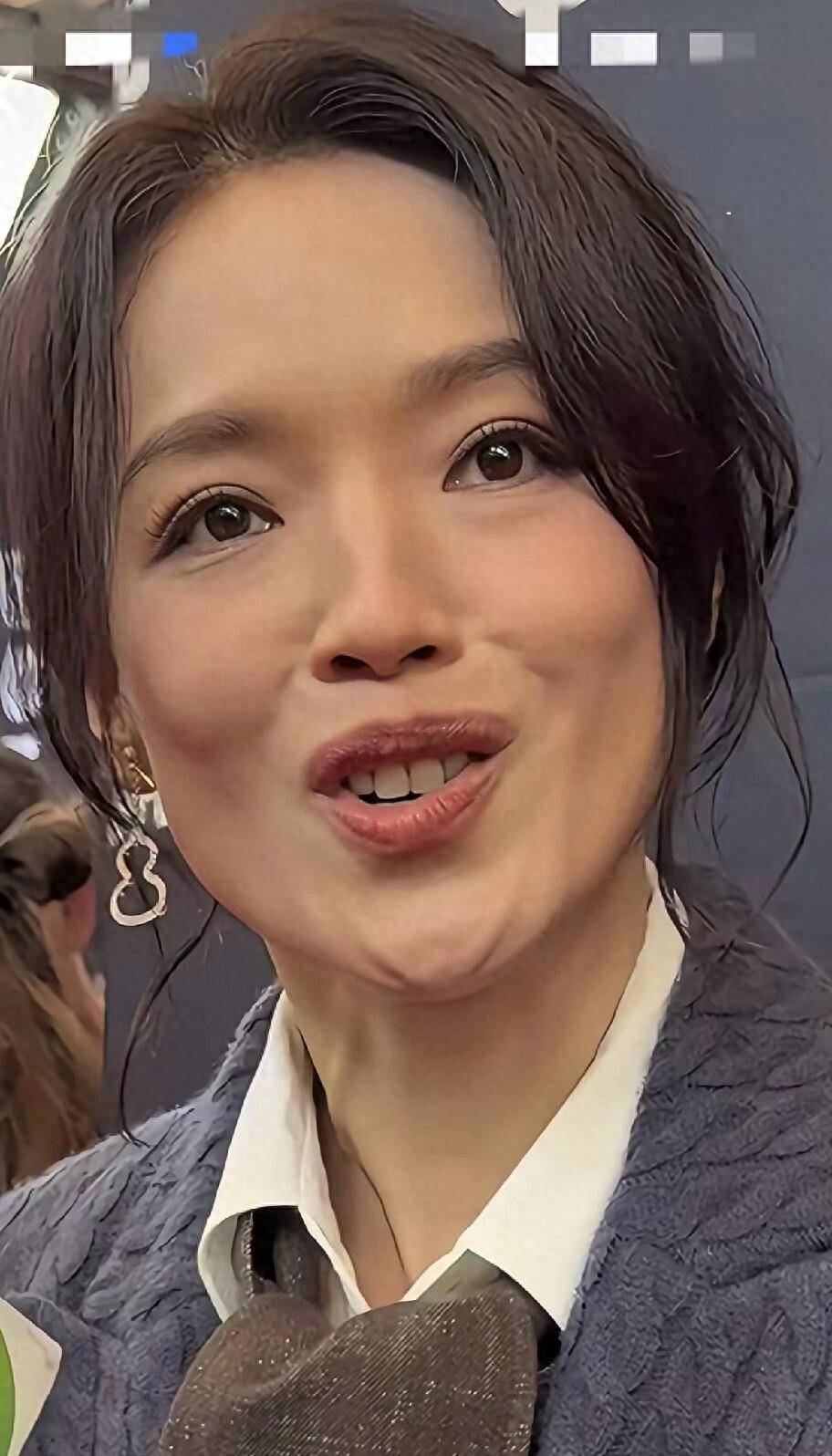 49岁舒淇最真实的脸,没有浓妆艳抹不搞虚假人设头发白了依旧优雅