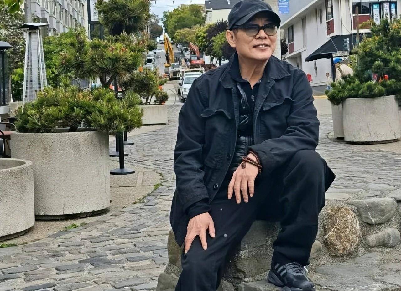 岁月催人老!61岁李连杰与63岁利智近照曝光,活成了普通人的样子