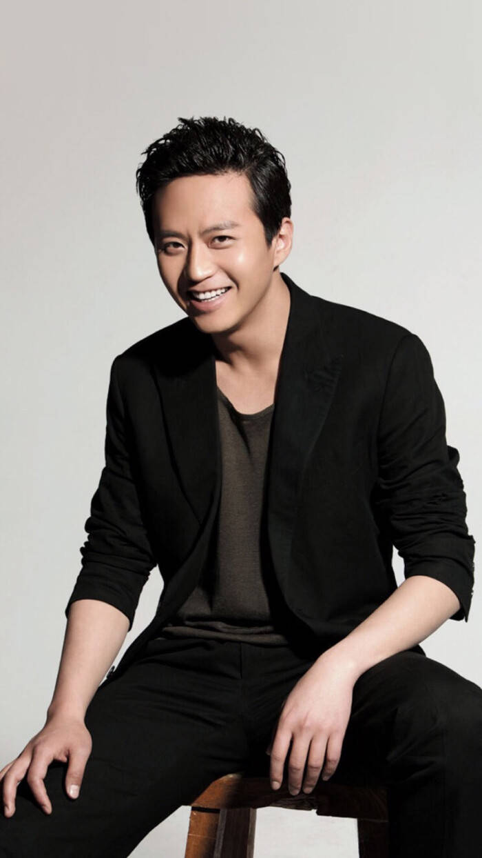 据中国电影报道披露,邓超在拍摄动作片破风者时,右腿的十字韧带遭遇