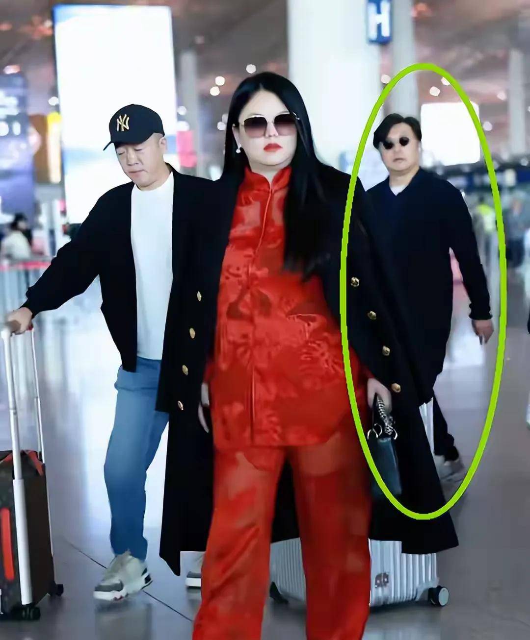 摊牌了李湘最吸引人的不是女儿不是财富而是拦不住的身材