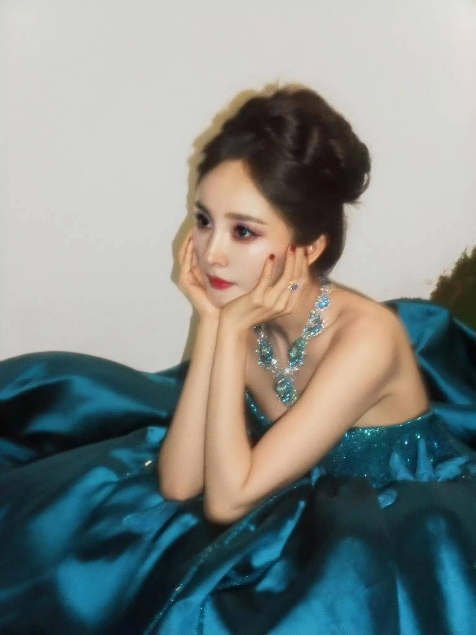 杨幂摆出s曲线坐泳池边她扎了一头的小辫儿她踮起脚尖比心美