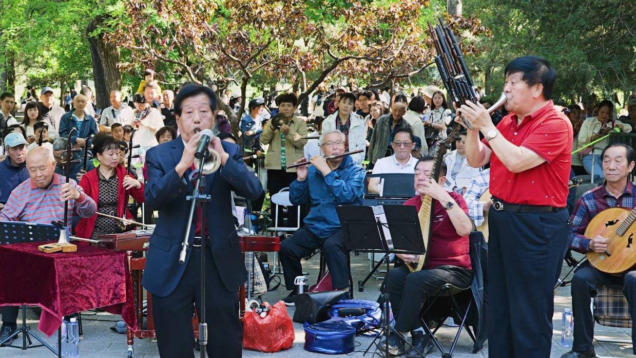 《欢庆》的唢呐吹起来，听着就舒心，北京天坛琴之声民乐团伴奏 