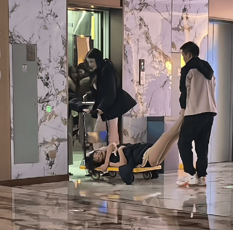 女子醉酒后被拉走，男子架着双腿宛如“推车”，这视频该在她结婚时放[12P]