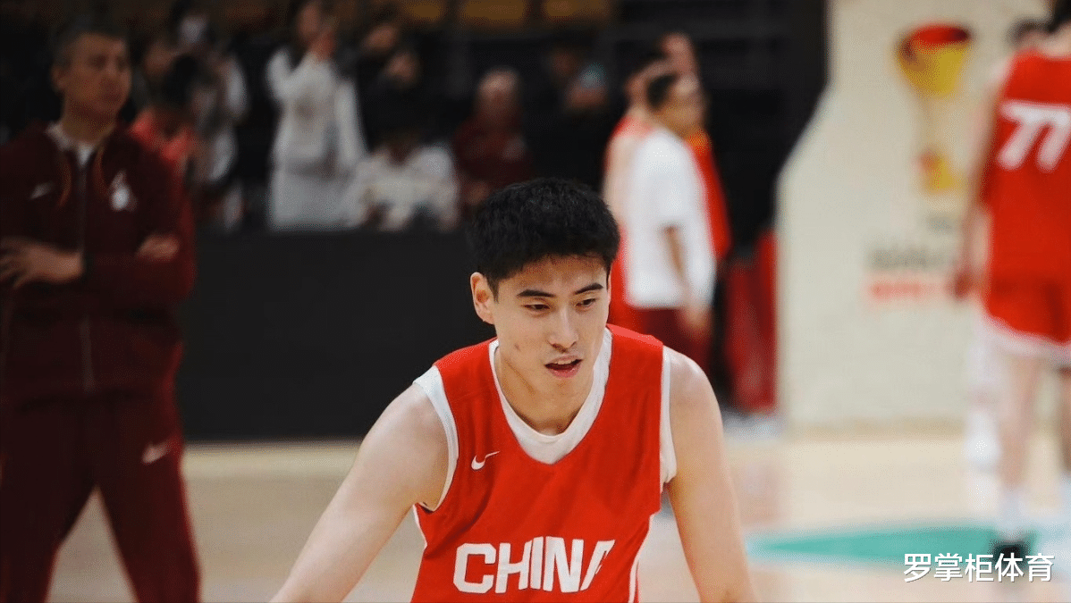 中国男篮惨败韩国队，仅一人可昂首离开，得分最高，拼到受伤崴脚